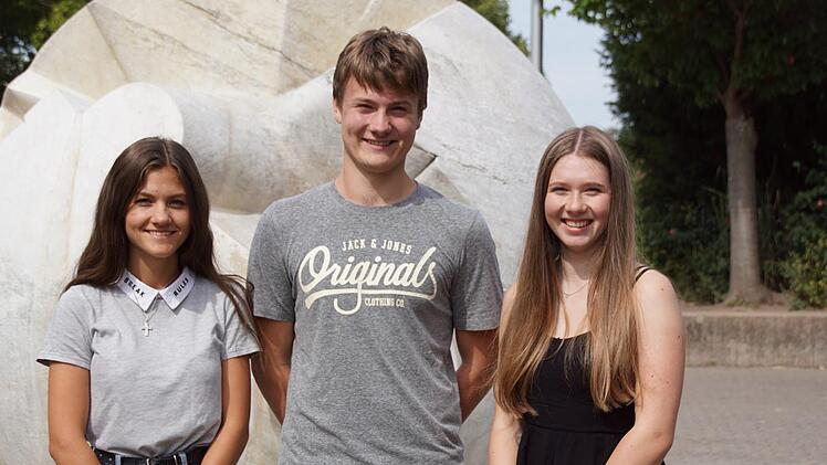Lea Ott (rechts), Lorenz Hußlein und Lara Engbert erzählten kurz nach den Abschlussprüfungen von ihren Zukunftszielen und Plänen.Sabine Weinbeer