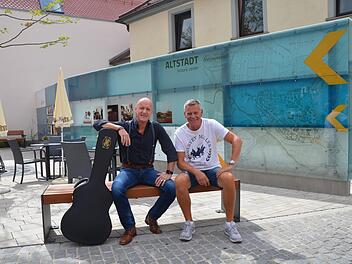 Rudi Hupka (links) und Thomas Raab freuen sich auf die musikalische Premiere am neuen Nürnberger-Tor-Platz.  Fotos: Bernhard Panzer