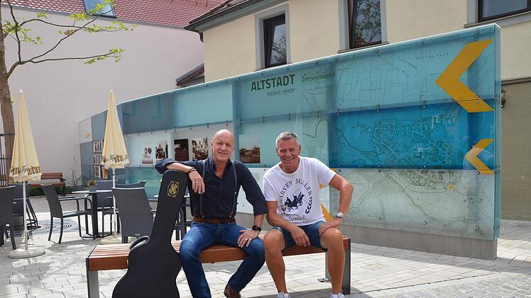 Rudi Hupka (links) und Thomas Raab freuen sich auf die musikalische Premiere am neuen Nürnberger-Tor-Platz.  Fotos: Bernhard Panzer