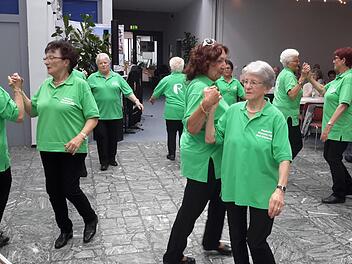 Der Tanzkreis hat seinen festen Platz bei der Rheuma-Liga. Auf der Jubiläumsveranstaltung zeigten die Damen Ausschnitte aus ihrem Repertoire. Foto: Rolf Pralle