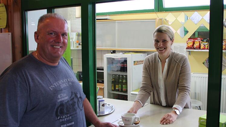 Nadja Müller, hier mit Sportzentrum-Chef Hans-Peter Philipp, betreibt schon seit zwei Jahren den Kiosk im Hallenbad.  Foto: Andreas Dorsch