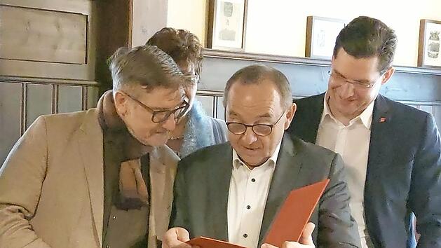 Wer hat denn da unterschrieben? Michael Busch (links) und SPD-Vorsitzender Norbert Walter-Borjans studieren die Urkunde, Susann Biedefeld und Dominik Sauerteig blicken &uuml;ber die Schultern. Foto: Simone Bastian