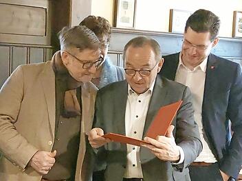 Wer hat denn da unterschrieben? Michael Busch (links) und SPD-Vorsitzender Norbert Walter-Borjans studieren die Urkunde, Susann Biedefeld und Dominik Sauerteig blicken über die Schultern. Foto: Simone Bastian