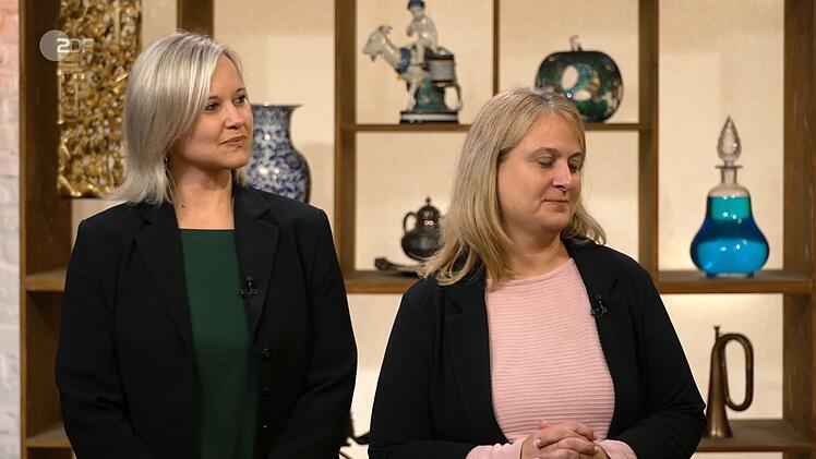 Die Freundinnen Svenja und Annika aus Weil am Rhein brachten den Ring mit, der angeblich um 1910, 1920 entstanden sein soll.