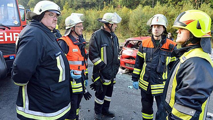 Solch schwere Unfälle gehen auch den  erfahrensten Einsatzkräften an die Substanz, links Einsatzleiter  KBI Reinhold Schumm. Foto: Ronald Rinklef