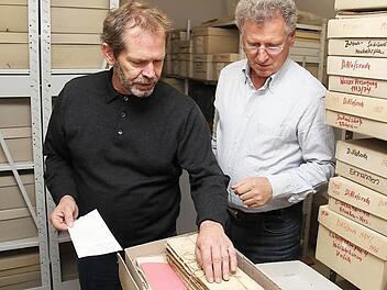 Kreisheimatpfleger Roland Heinlein (links) und Werner Ziegert im Archiv von Wartmannsroth  Foto: Gerd Schaar