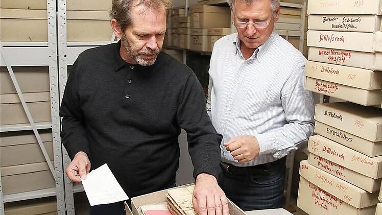 Kreisheimatpfleger Roland Heinlein (links) und Werner Ziegert im Archiv von Wartmannsroth  Foto: Gerd Schaar