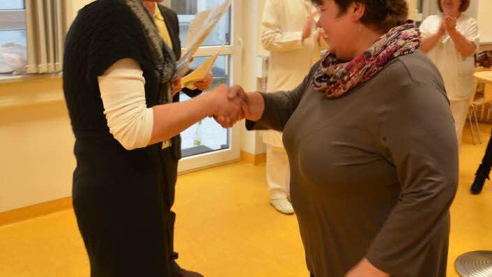 Pflegedienstleiterin Maria Hofmann (links) überreichte das Zertifikat zur ,,Praxisanleiterin'' an Gabriela Nickol, die die Weiterbildung trotz 40-jähriger Berufserfahrung absolvierte.