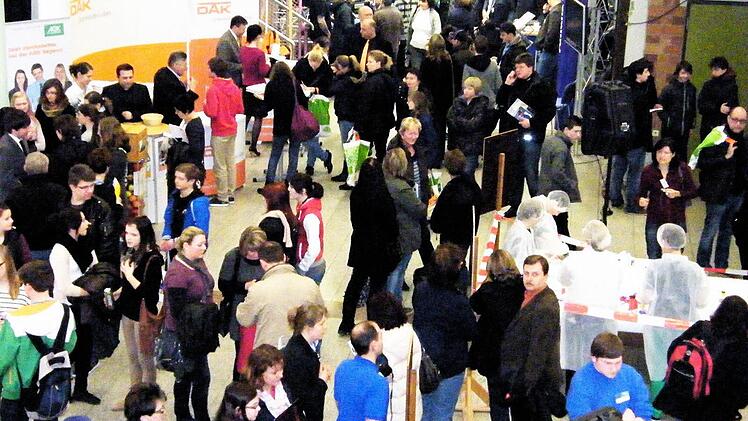 So voll war es in der Lobby des BFZ im vergangenen Jahr. Wegen Bedenken der Aufsichtsbehörden in Sachen Brandschutz müssen Teile der Veranstaltung heuer in ein Zelt verlagert werden. Fotos: Archiv/gw