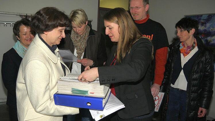 Die Gegner des Verkehrslandeplatzes beim Unterschriften-Zählen (von links): Heidi Rädlein, Dagmar Escher, Kerstin Barth, Simone Wohnig, Christoph Raabs und Dagmar Hartleb. Foto: Simone Wohnig