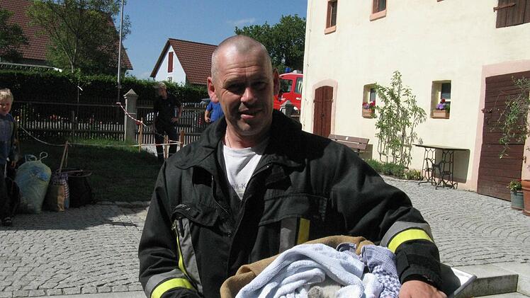 Armin Stumpf, stellvertretender Kommandant der Feuerwehr Steppach nahm das Storchenbaby in seine Obhut