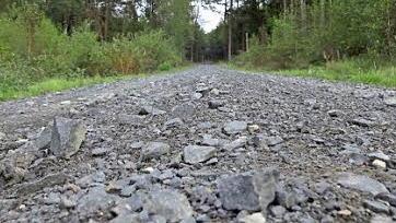 .... der Schotterweg durch den Wald ist nur mit Mountainbikes gut befahrbar und hat überdies unnötige Steigungen. Fotos: sw