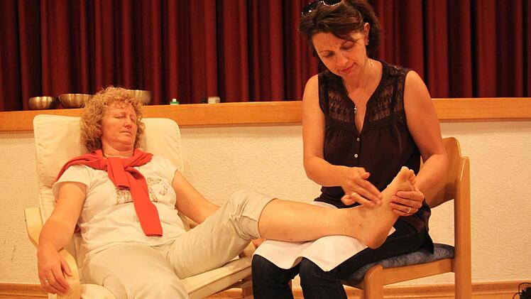 Bianca Rittelmeier massiert Claudia Heil aus Oberleichtersbach. Foto: Kerstin V&auml;th