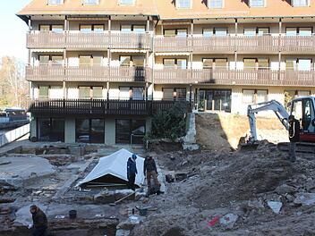 Noch bis 7. Januar haben die Archäologen Zeit, die ehemalige Siedlung in der Bamberger Straße zu erforschen.  Foto: Ekkehard Roepert