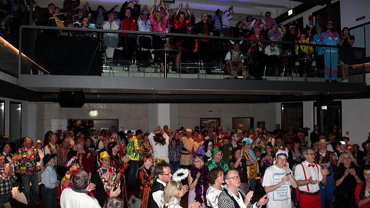 Impressionen von der Höchstadter Rosenmontagsparty. Foto: Johanna Blum