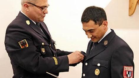 Eine besondere Ehrung erhielt Markus Münch, er wurde mit dem Kreisfeuerwehr Ehrenzeichen in Silber ausgezeichnet. Fotos: Katharina Müller-Sanke