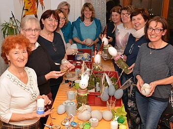Eine Osterbrot-Aktion findet wieder in Bad Bocklet statt. Unser Bild zeigt (von links) Doris Schmitt, Christine Triphan, Brigitte Junge, Sigrid Klemke, Margarete Gabel, Sabine Vogler, Annette Limpert, Marianne Werner, Madlen Trümbach-Maurin und Karin Gabel. Foto: Björn Hein