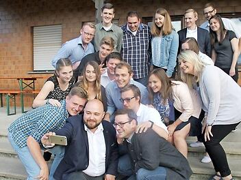 Ein Selfie zur Jahresversammlung des JU-Kreisverbands: Dafür stellten sich die Mitglieder hinter dem Bezirksvorsitzenden Jonas Geissler, der das Foto machte, und Vorsitzendem Markus Oesterlein (rechts daneben) auf.  Foto: Veronika Schadeck