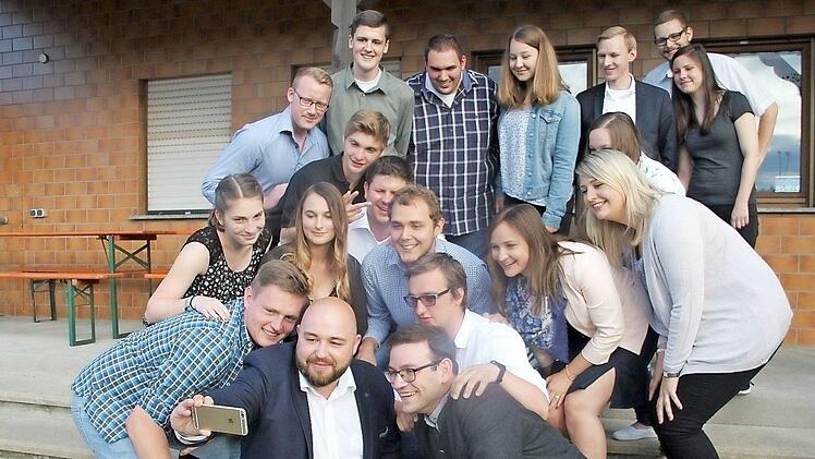 Ein Selfie zur Jahresversammlung des JU-Kreisverbands: Dafür stellten sich die Mitglieder hinter dem Bezirksvorsitzenden Jonas Geissler, der das Foto machte, und Vorsitzendem Markus Oesterlein (rechts daneben) auf.  Foto: Veronika Schadeck