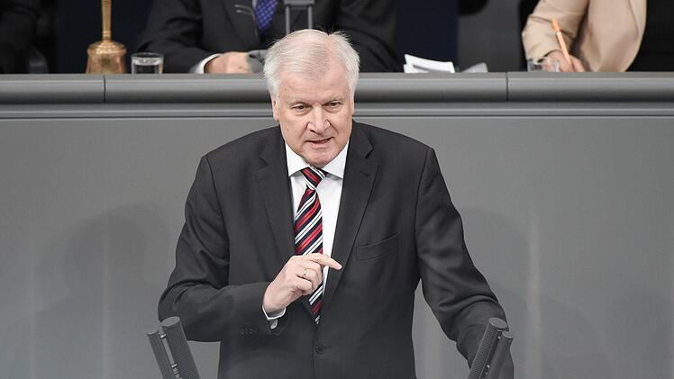 Horst Seehofers Bundesinnenministerium treibt die Er&ouml;ffnung sogenannter "Abschiebezentren" massiv voran. Sie sollen Vorbild sein.Symbolbild: Christophe Gateau/dpa