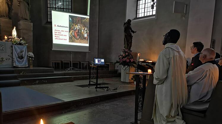 Vor der Prozession  wurde gemeinsam der Rosenkranz gebetet. Foto: Marion Eckert
