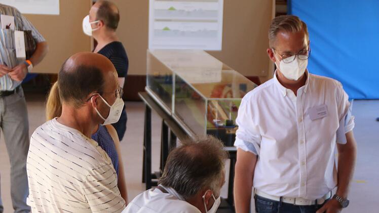 Experten standen bei der Veranstaltung für Fragen zur Verfügung. Foto: Hilmar Ruppert