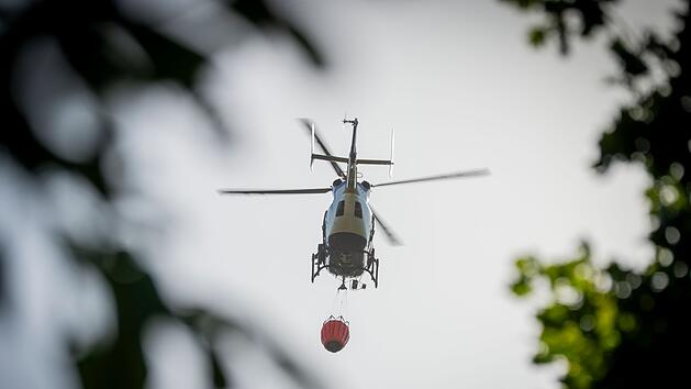 Waldbrand in Hessen: L&ouml;schhubschrauber verhindern Ausbreitung in Franken