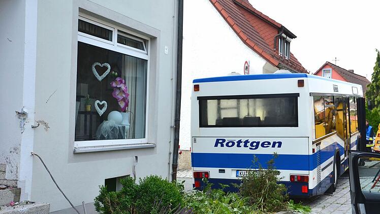 Hier kam der Bus zum Stehen. Das linke Haus hat er zuvor gerammt.