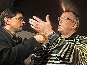 Reden über das, was die Leser bewegt: BR-Redaktionsleiter Alexander Müller (links), hier mit Albrecht Aldinger bei "Rundschau unterwegs" in Forstlahm, ist Co-Moderator der Podiumsdiskussion. Foto: Archiv/Gründel