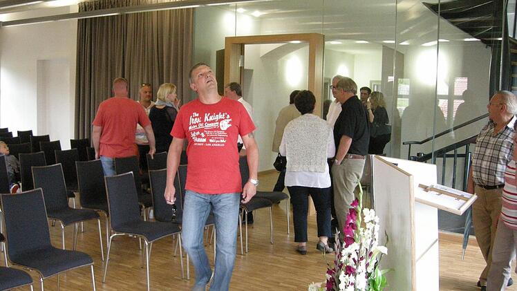 Die neuen Veranstaltungsräume wuden mit großem Interesse begutachtet. Foto: Annette Schäfer