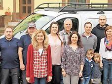 Von links: Andreas Konrad, Muhammed Kocatüfek, Oliver Vogel, Andreas Kandziora, Marion Kolb, Tochter Eva Hörath, Konrad Hörath, Silvia Huhs, Christian Schramm, Alexander Ramming sowie Annette Schramm mit den Kindern Hannes und Marie. Es fehlt Lehrling Jörg Angles. Foto: pr.