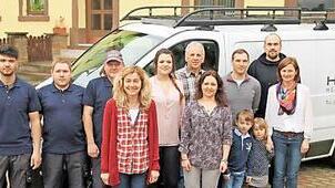 Von links: Andreas Konrad, Muhammed Kocatüfek, Oliver Vogel, Andreas Kandziora, Marion Kolb, Tochter Eva Hörath, Konrad Hörath, Silvia Huhs, Christian Schramm, Alexander Ramming sowie Annette Schramm mit den Kindern Hannes und Marie. Es fehlt Lehrling Jörg Angles. Foto: pr.