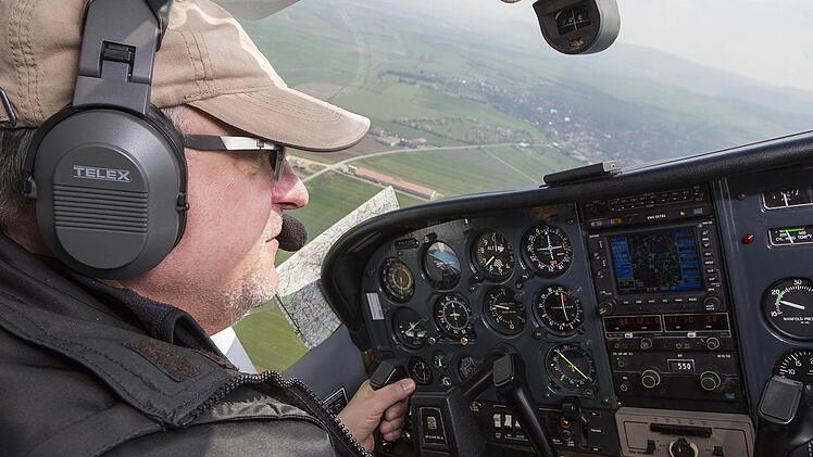 Einsatz in einer Cessna 182: Der Stützpunktleiter von Haßfurt, Andreas Elsner (57) aus Schweinfurt, hat eine 43-jährige Flugerfahrung. Seit 2011 setzt er sich ehrenamtlich für die Flugbereitschaft Unterfranken ein.