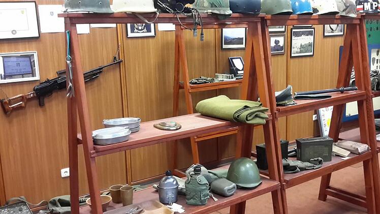 Übersichtlich auf Regalen angeordnet sind die Ausrüstungsgegenstände ganz unterschiedlicher Art. Von der Feldflasche bis zum Stahlhelm ist alles vertreten. Foto: Rolf Pralle