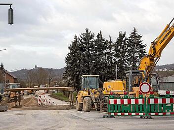 Drei Wochen länger als geplant wird die Vollsperrung der Köstner Straße Richtung Autobahn A 73 dauern. Unvorhergesehene Kabelarbeiten machen eine Verlängerung der Sperrung unumgänglich.  Foto: Klaus Gagel