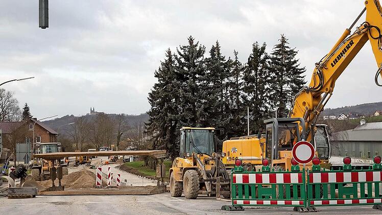 Drei Wochen länger als geplant wird die Vollsperrung der Köstner Straße Richtung Autobahn A 73 dauern. Unvorhergesehene Kabelarbeiten machen eine Verlängerung der Sperrung unumgänglich.  Foto: Klaus Gagel