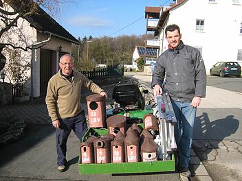 Günther Eichler (links) und Oliver Fischer bei der Anschaffung von 33 Nistkästen von dem Geld der Unteren Naturschutzbehörde Foto: privat