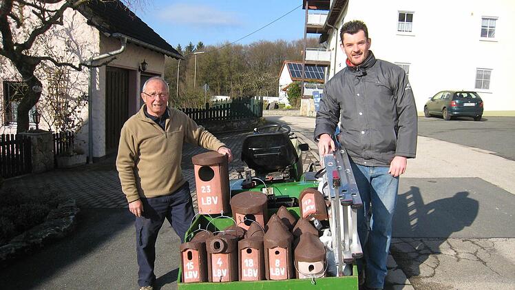 Günther Eichler (links) und Oliver Fischer bei der Anschaffung von 33 Nistkästen von dem Geld der Unteren Naturschutzbehörde Foto: privat