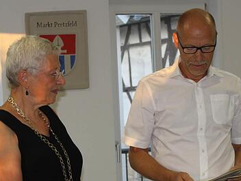 Bürgermeisterin Rose Stark vereidigt den neuen Gemeinderat Hans-Jürgen Müller.  Foto: Carmen Schwind