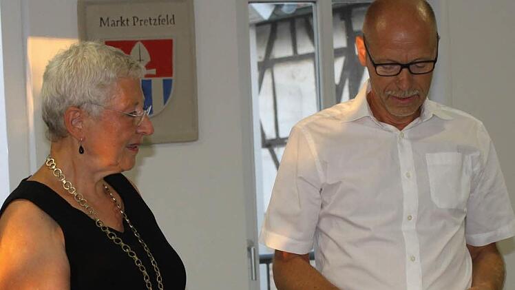 Bürgermeisterin Rose Stark vereidigt den neuen Gemeinderat Hans-Jürgen Müller.  Foto: Carmen Schwind