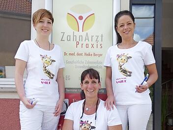 Deborah Fiolka (l.) und Jennifer Starklauf (r.) begleiten Heike Berger nach Namibia.  Foto: Petra Malbrich