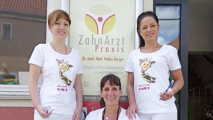 Deborah Fiolka (l.) und Jennifer Starklauf (r.) begleiten Heike Berger nach Namibia.  Foto: Petra Malbrich