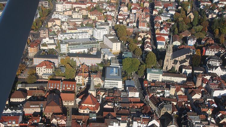 Auf bis zu acht Millionen Euro wird die energetische Sanierung des ehemaligen Telekom-Gebäudes in der Münchner Straße (Bildmitte) geschätzt. Foto: Ralf Ruppert