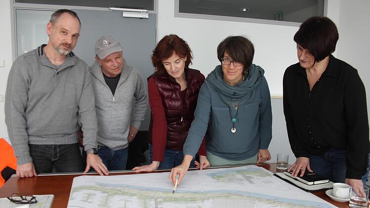 Sie freuen sich auf die Maßnahme (von links): Christian Bendler (Bauamt), Fritz Bayer (Stadtgärtnerei), Umweltbeauftragte Monika Preinl, Landschaftsarchitektin Stephanie Hackl und Bauamtsleiterin Silke Stadter