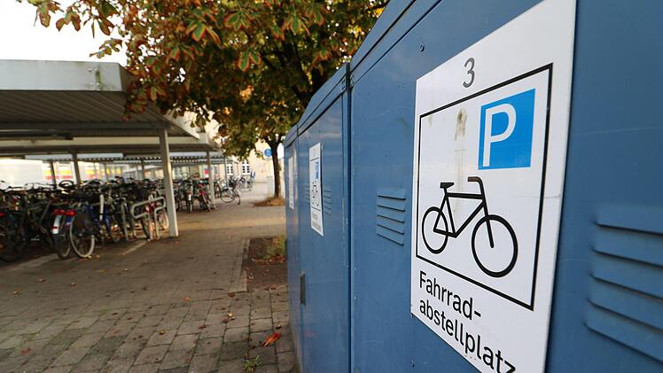 Die blauen Fahrradkästen am Bahnhof seien bereits seit Jahren ausgebucht. Foto: Ronald Heck