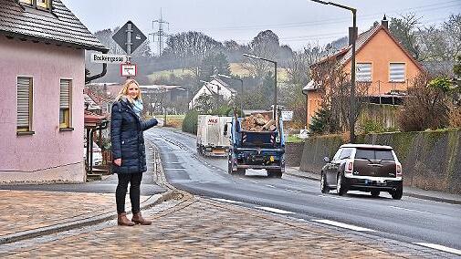 Auf der Reuther Stra&szlig;e in Gosberg Richtung Wiesenthau zeigt B&uuml;rgermeisterin Elisabeth Simmerlein, dass viele Lkw sich nicht an die Geschwindigkeit von 30 km/h halten.