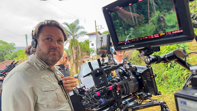 Hinter den Kulissen: Der Investigativjournalist Daniel Harrich war bei "Verschollen" Autor und Regisseur in einem. Sein Vater Walter Harrich f&uuml;hrte die Kamera.