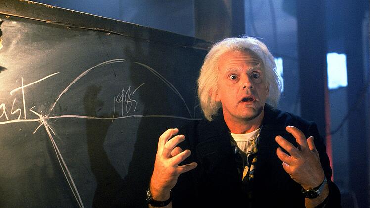 Er ist der Erfinder des Fluxkompensators, der Zeitreisen m&ouml;glich macht und schon bald der beste Freund von Marty McFly: Dr. Emmett "Doc" Brown.