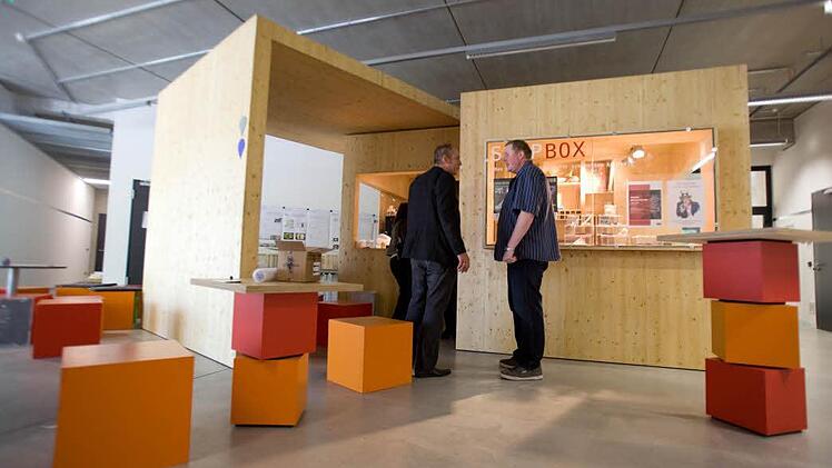 Die Holzbox verkauft Kaffee und Material für den Modellbau.