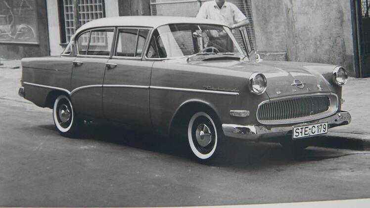 Otmar Kraus mit einem Opel Rekord. Foto: p